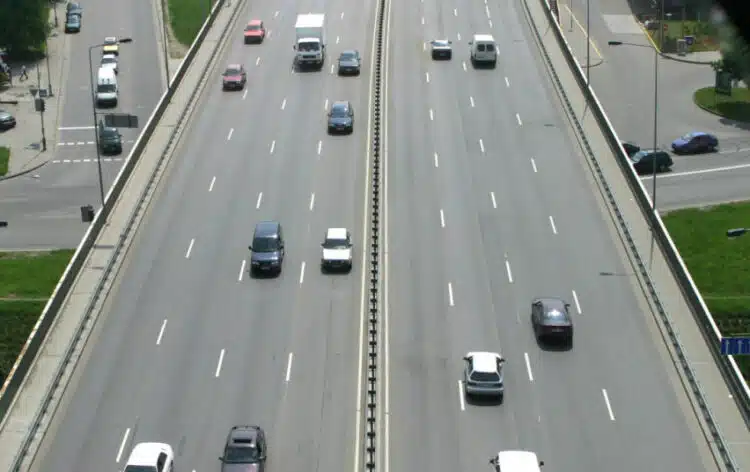 kelias automobiliai eismas
