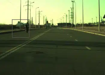 motociklo vairuotojas vaziuoja vienu ratu