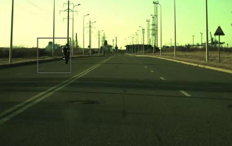 motociklo vairuotojas vaziuoja vienu ratu