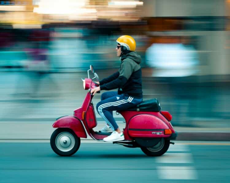 nuo kiek metu galima vairuoti motoroleri