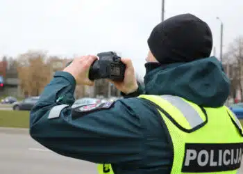 Policijos pareigūnai Kaune per mažiau nei valandą fiksavo daugiau nei pusšimtį pažeidėjų