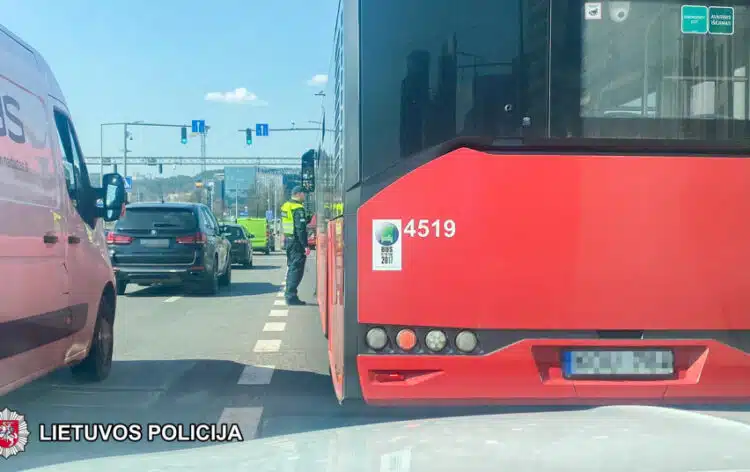 policijos pareigunas viesasis transportas viesojo transporto vairuotojas