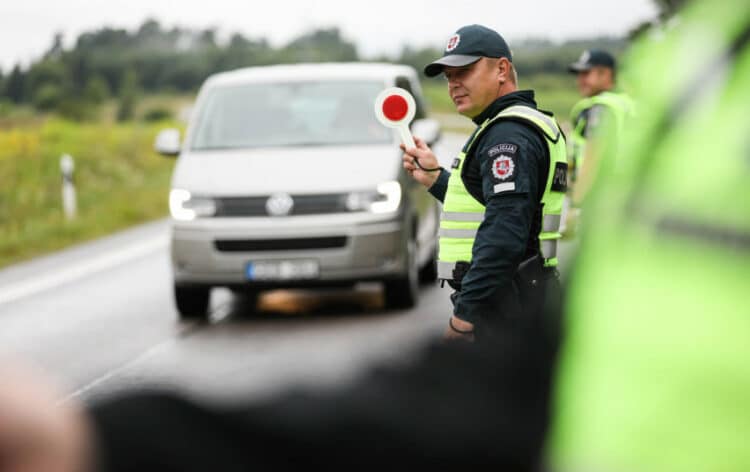 reidas policijos pareigunai stop