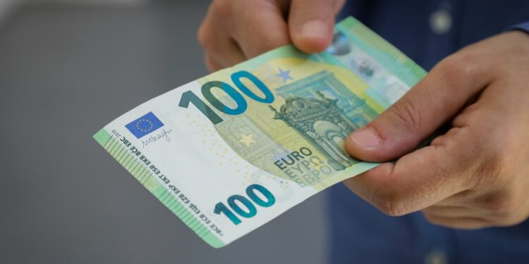simta euru banknotas 100 euru