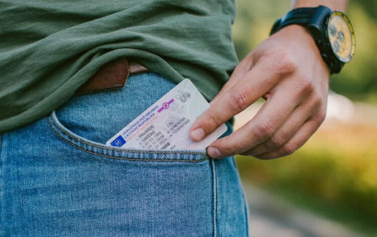 vairuotojo pazymejimas vyro dzinsu kiseneje