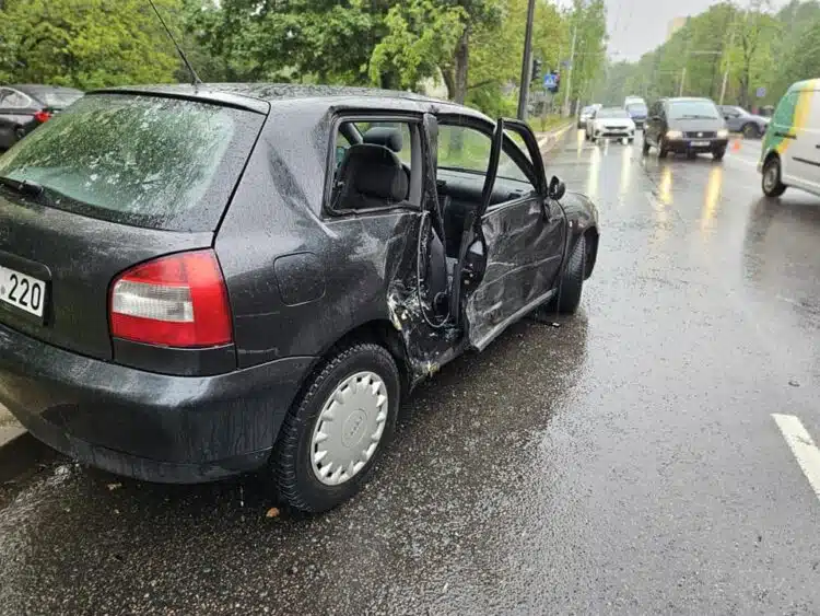 Avarija Vilniuje: Antakalnio gatvėje susidūrus „Audi“ ir „MB“ automobiliams dvi moterys išgabentos į ligoninę