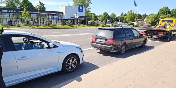 Gaudynės Vilniuje: vogtu automobiliu spruko bėglys iš kalėjimo, rasta narkotinių medžiagų