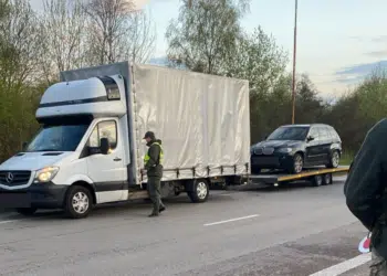 Kriminalistai gabenamame „BMW X5“ automobilyje aptiko 17 kg kanapių