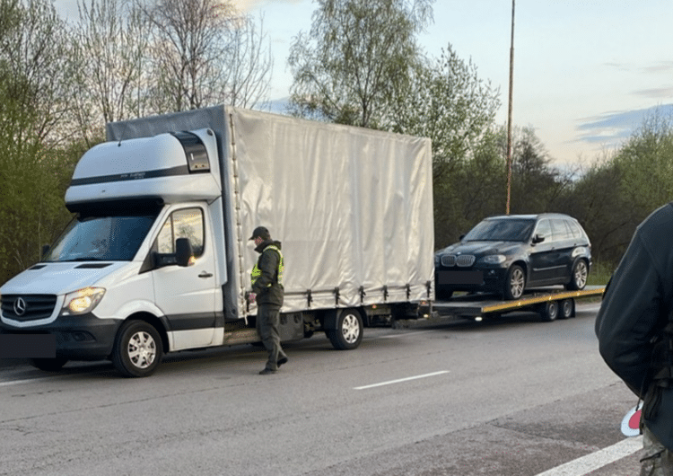 Kriminalistai gabenamame „BMW X5“ automobilyje aptiko 17 kg kanapių