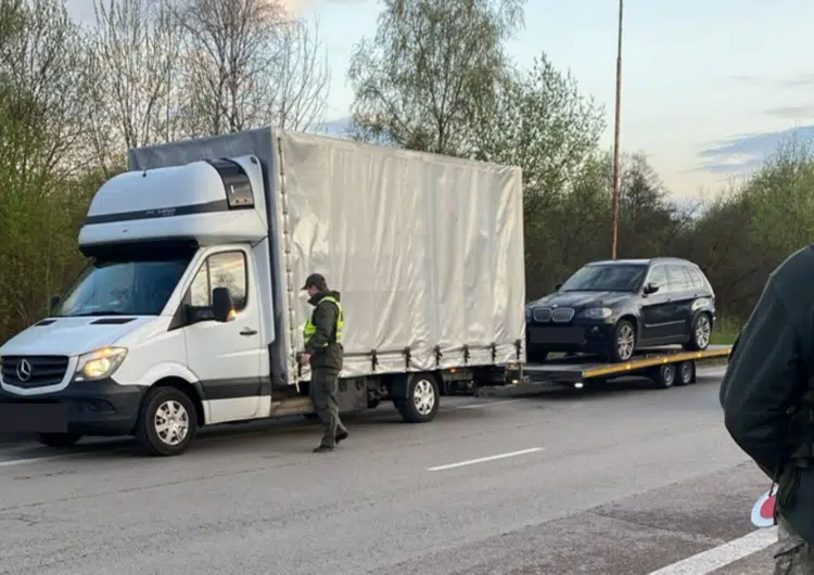 Kriminalistai gabenamame „BMW X5“ automobilyje aptiko 17 kg kanapių