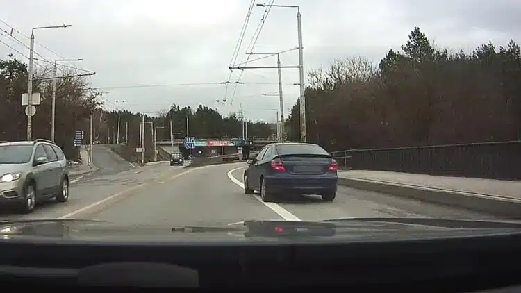 Lenkimas-per-autobusų-juostą-be-posūkių