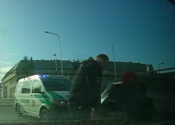 Policijos pareigūnai pasidalino vaizdo įrašu, kai buvo gaudomas kalinys-bėglys su vogtu „VW Passat“