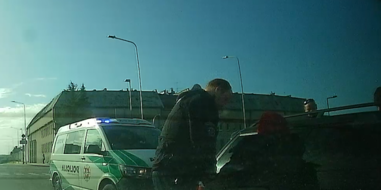 Policijos pareigūnai pasidalino vaizdo įrašu, kai buvo gaudomas kalinys-bėglys su vogtu „VW Passat“