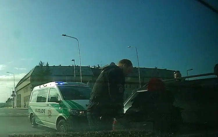 Policijos pareigūnai pasidalino vaizdo įrašu, kai buvo gaudomas kalinys-bėglys su vogtu „VW Passat“
