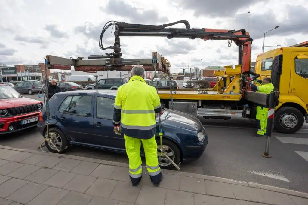 automobilis nuvezamas uz ket pazeidima tralas