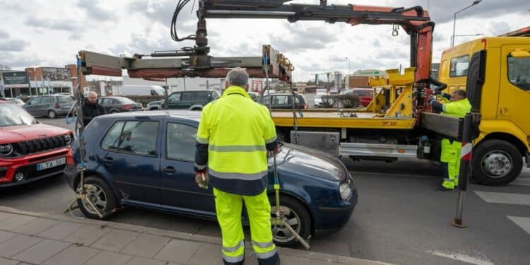 automobilis nuvezamas uz ket pazeidima tralas