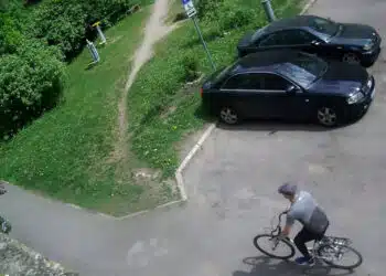 grandineliu vagis vaziuoja dviraciu