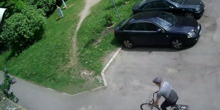 grandineliu vagis vaziuoja dviraciu