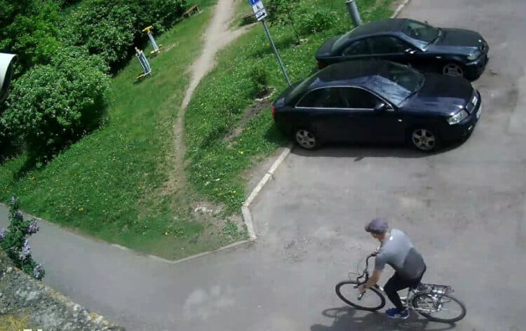 grandineliu vagis vaziuoja dviraciu