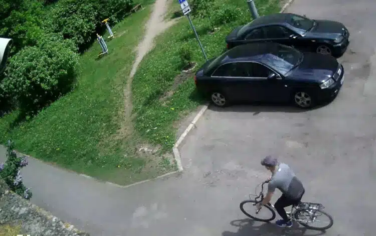 grandineliu vagis vaziuoja dviraciu