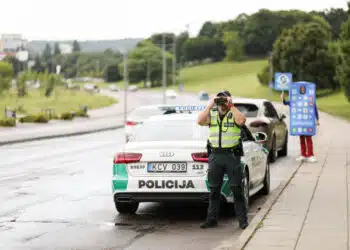 policijos pareigunas tarnybinis automobilis