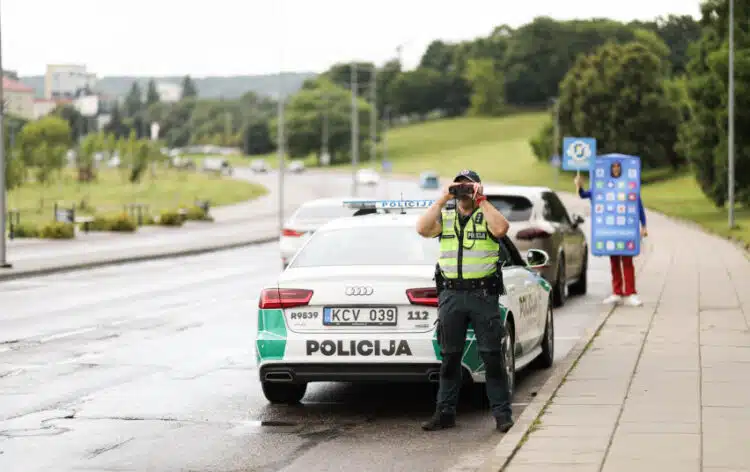 policijos pareigunas tarnybinis automobilis