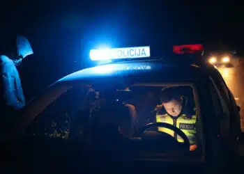 policijos tarnybinis automobilis svytureliai