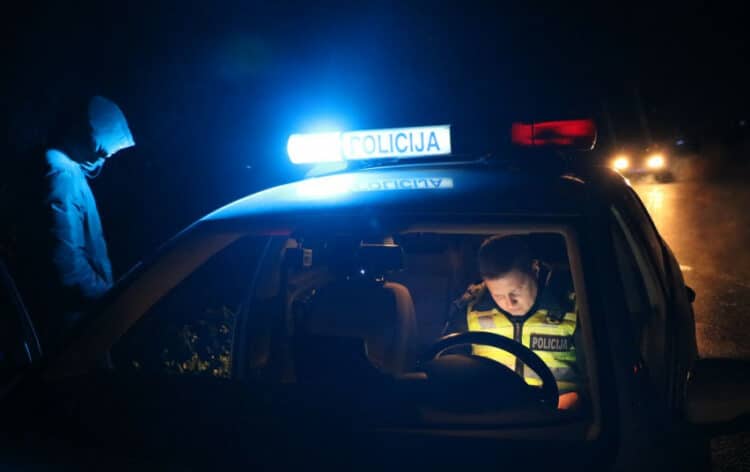 policijos tarnybinis automobilis svytureliai