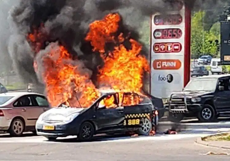 vilniuje degalineje viada sprogo toyota prius automobilis