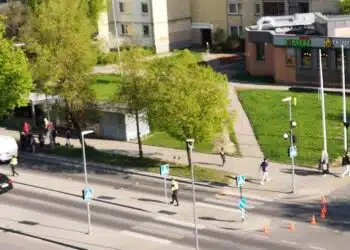 vilniuje parko gatveje partrenktas paspirtuku per pesciuju pereja vaziaves vienuolikmetis vaikas