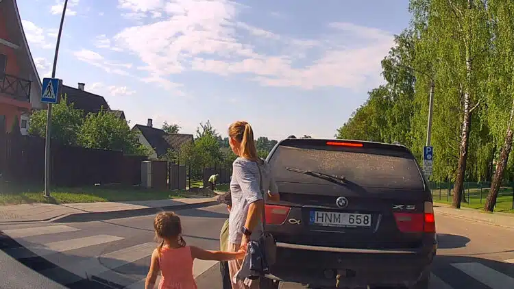 Atsargi mama su vaikais sustojo prieš kirsdama pėsčiųjų perėją