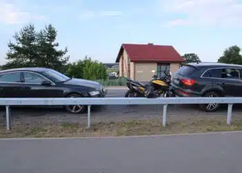 Didžiojoje Riešėje sunkiai apgirtęs „Audi“ vairuotojas rėžėsi į motociklą, nukentėjo motociklininkas
