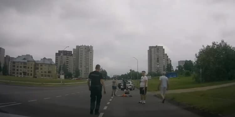 Policijos pareigūnas išgelbėjo partrenktos mergaitės gyvybę (video)