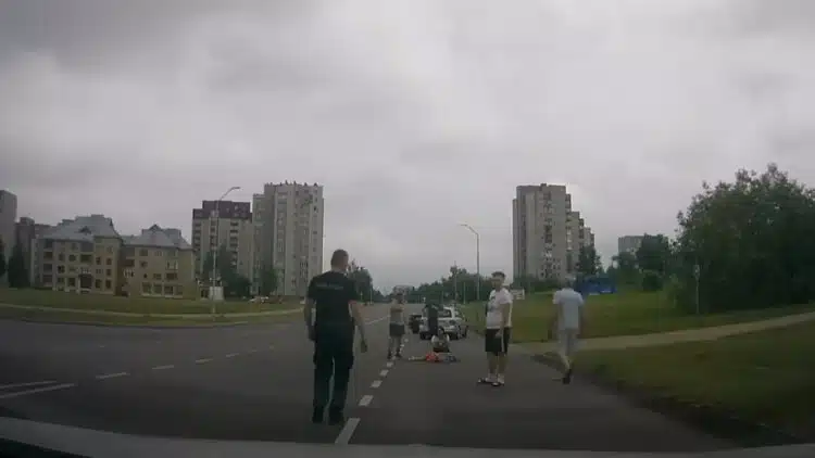 Policijos pareigūnas išgelbėjo partrenktos mergaitės gyvybę (video)
