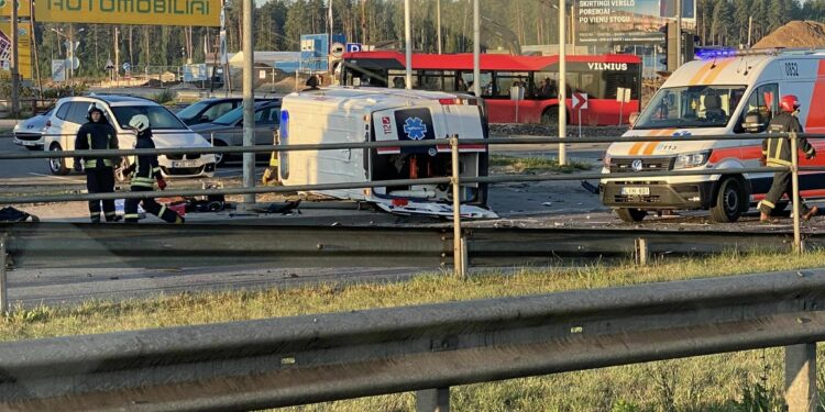 Vilniuje susidūrė greitosios automobilis ir „Mercedes“, nukentėjo 3 žmonės