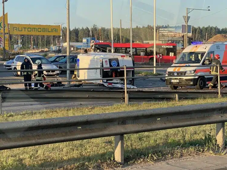Vilniuje susidūrė greitosios automobilis ir „Mercedes“, nukentėjo 3 žmonės
