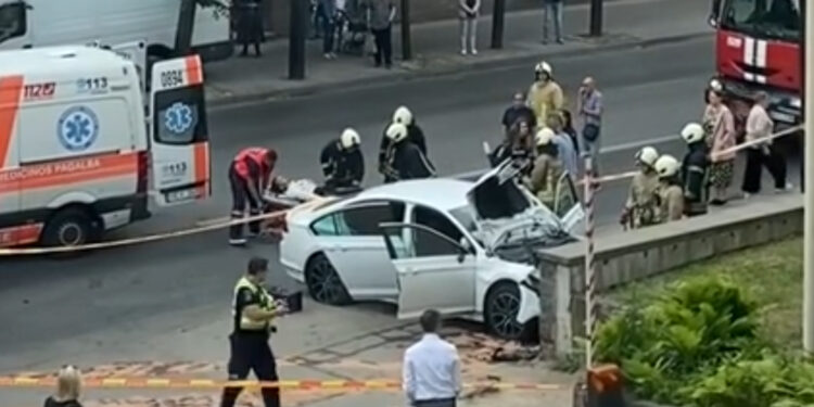 Vilniuje vyro vairuojamas „Volkswagen“ išlėkė iš gatvės ir rėžėsi į akmeninę sieną