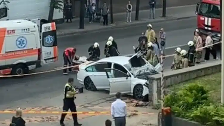 Vilniuje vyro vairuojamas „Volkswagen“ išlėkė iš gatvės ir rėžėsi į akmeninę sieną
