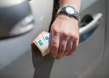 automobilis vyro rankas pinigai kysis