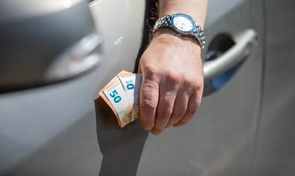 automobilis vyro rankas pinigai kysis