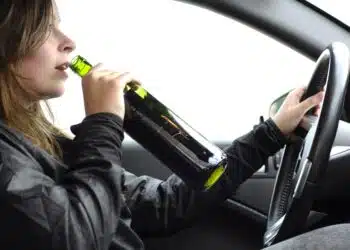 moteris vartoja alkoholi vairuodama automobili