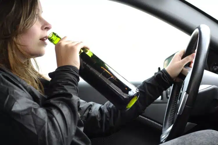 moteris vartoja alkoholi vairuodama automobili