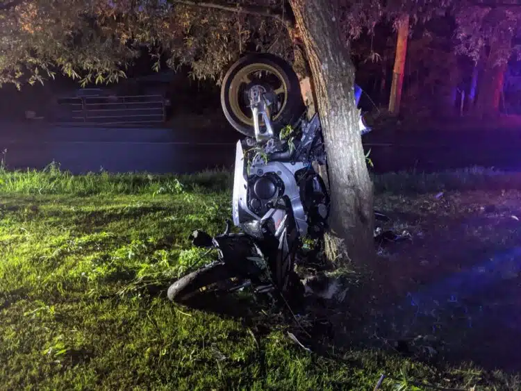 motociklas atsitrenke i medi