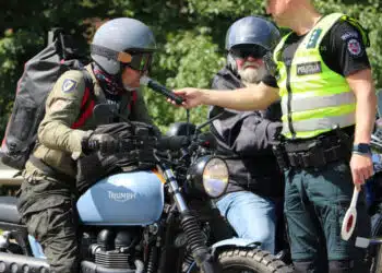 motociklo vairuotojas blaivumo patikra policijos pareigunas
