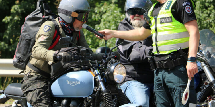 motociklo vairuotojas blaivumo patikra policijos pareigunas