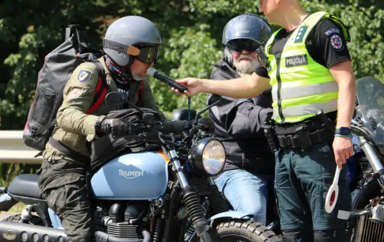 motociklo vairuotojas blaivumo patikra policijos pareigunas