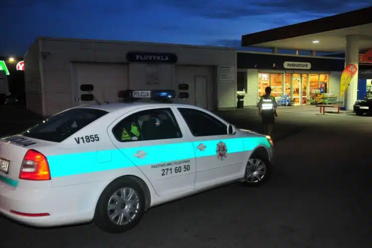 policijos tarnybinis automobilis degaline
