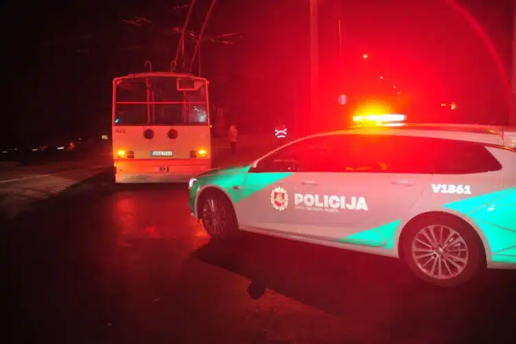 policijos tarnybinis automobilis troleibusas