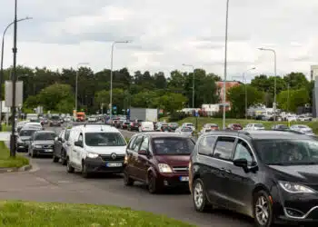 transporto tarsos kontrole automobiliai spustyje