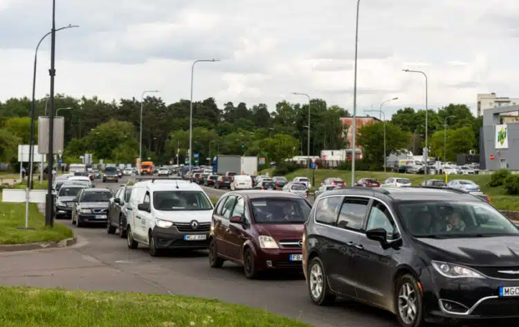 transporto tarsos kontrole automobiliai spustyje